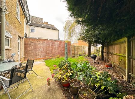 1 bedroom Flat to let in Durban Road West, Watford, WD18