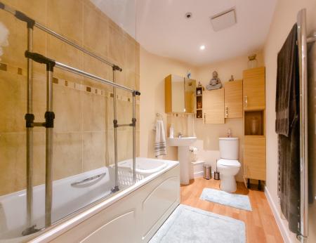 2 bedroom Flat to let in Hales Court, Ley Farm Close, Nth Wat, Watford, WD25