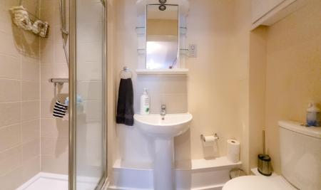 2 bedroom Flat to let in Hales Court, Ley Farm Close, Nth Wat, Watford, WD25