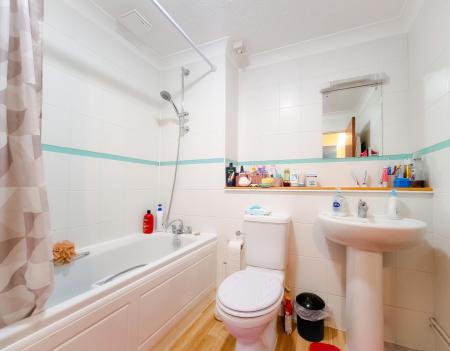2 bedroom Flat to let in Roseberry Court, Grandfield Avenue, Watford, WD17