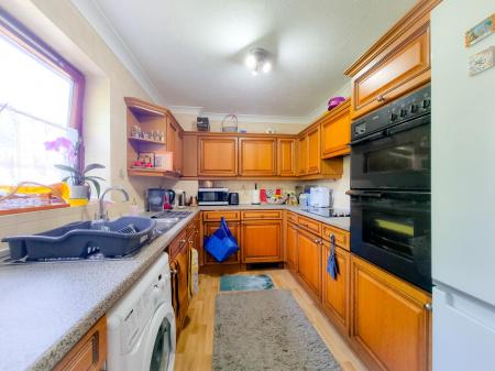 2 bedroom Flat to let in Roseberry Court, Grandfield Avenue, Watford, WD17