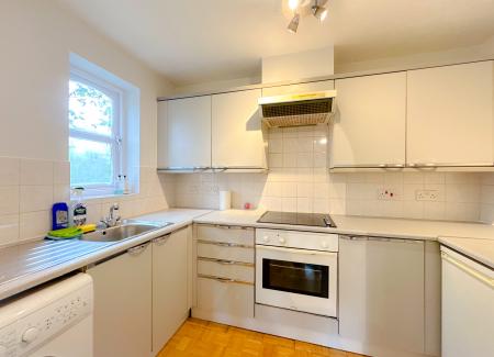 2 bedroom Flat to let in Wellington House, Exeter Close, Watford, WD24