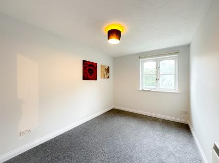 2 bedroom Flat to let in Wellington House, Exeter Close, Watford, WD24