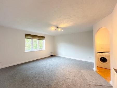2 bedroom Flat to let in Wellington House, Exeter Close, Watford, WD24