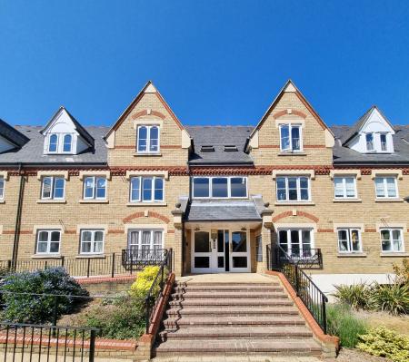 2 bedroom Flat to let in Wellington House, Exeter Close, Watford, WD24