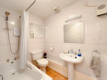 2 bedroom Flat to let in Wellington House, Exeter Close, Watford, WD24