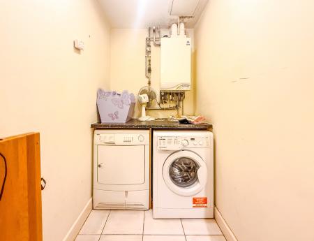 2 bedroom Flat to let in Mayfair Court, Observer Drive, Watford, WD18