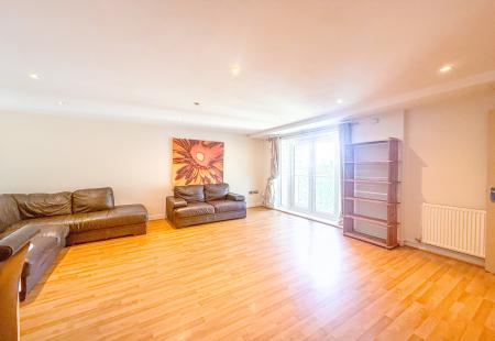 2 bedroom Flat to let in Mayfair Court, Observer Drive, Watford, WD18