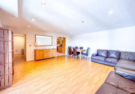 2 bedroom Flat to let in Mayfair Court, Observer Drive, Watford, WD18