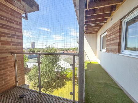 2 bedroom Flat to let in Mayfair Court, Observer Drive, Watford, WD18