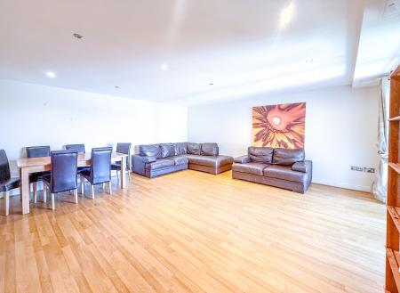 2 bedroom Flat to let in Mayfair Court, Observer Drive, Watford, WD18