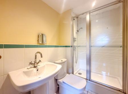 2 bedroom Flat to let in Mayfair Court, Observer Drive, Watford, WD18