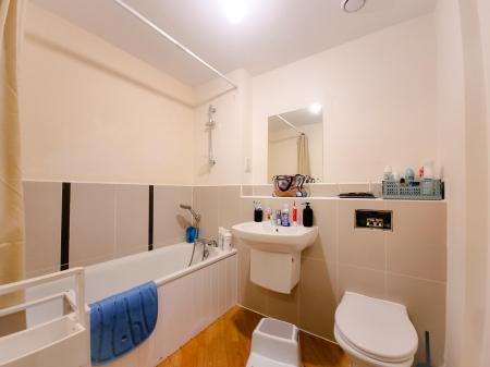 2 bedroom Flat to let in St Albans Road, Watford, WD17