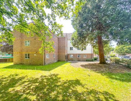 2 bedroom Flat to let in Gisburne Way, Watford, WD24