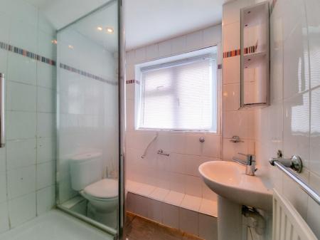 1 bedroom Flat to let in Gullet Wood Road, Watford, WD25