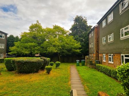 1 bedroom Flat to let in Gullet Wood Road, Watford, WD25
