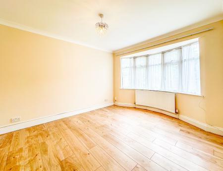 2 bedroom Flat to let in Balmoral Road, Watford, WD24