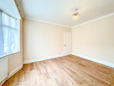 2 bedroom Flat to let in Balmoral Road, Watford, WD24