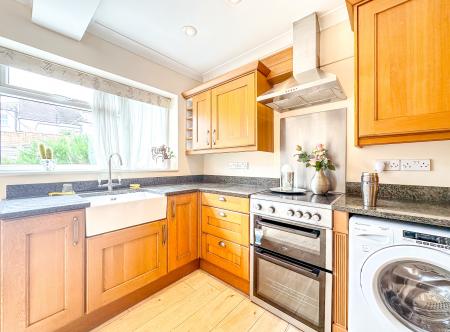 2 bedroom Flat to let in Balmoral Road, Watford, WD24
