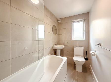 2 bedroom Flat to let in Pioneer Way, Watford, WD18