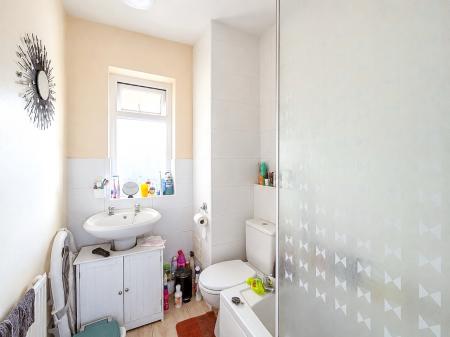2 bedroom Flat to let in Northridge Way, Hemel, Watford, HP1