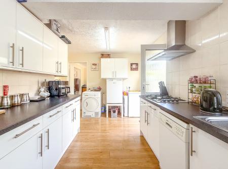 3 bedroom Semi-detached house to let in Park Avenue, Bushey, WD23