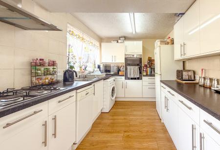 3 bedroom Semi-detached house to let in Park Avenue, Bushey, WD23