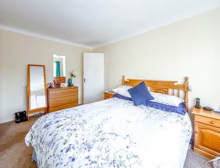3 bedroom Semi-detached house to let in Park Avenue, Bushey, WD23