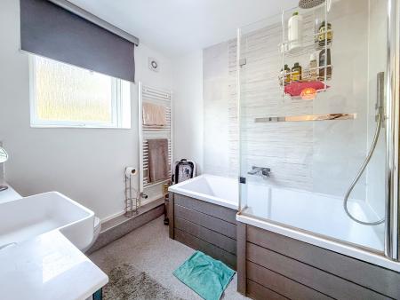 3 bedroom Flat to let in The Spinney, Nascot, Watford, WD17