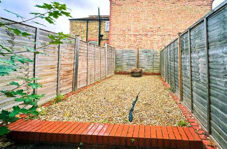 1 bedroom Flat to let in Sandringham Road, Nth Wat, Watford, WD24