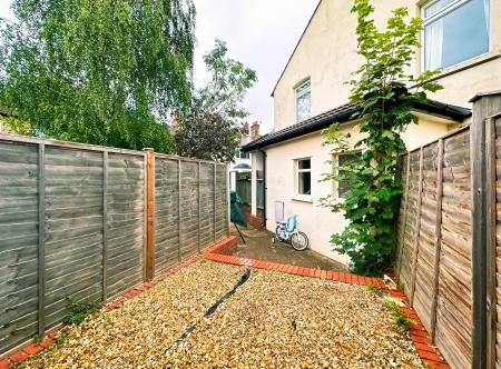 1 bedroom Flat to let in Sandringham Road, Nth Wat, Watford, WD24
