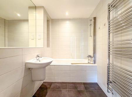 2 bedroom Flat to let in Otter Way, West Drayton, UB7