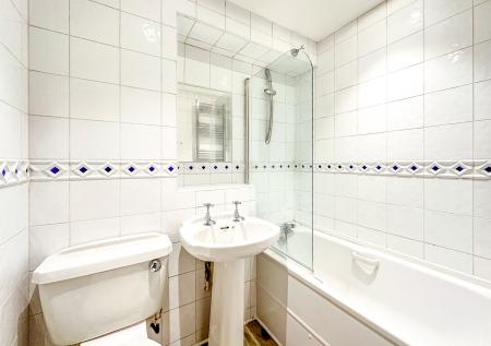 2 bedroom Maisonette to let in Herga Court, Watford, WD17