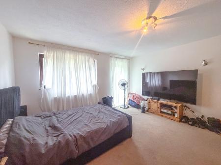 2 bedroom Maisonette to let in Herga Court, Watford, WD17