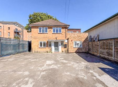 1 bedroom Studio flat to let in Garston Park Parade, Garston, WD25