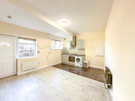 1 bedroom Studio flat to let in Garston Park Parade, Garston, WD25