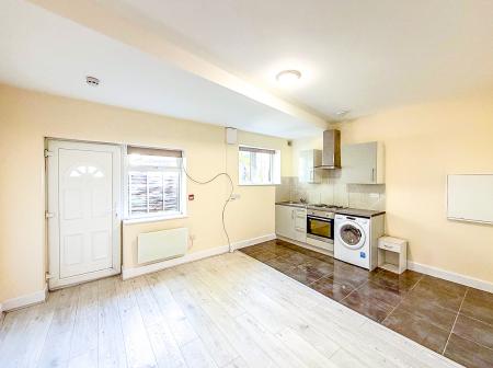 1 bedroom Studio flat to let in Garston Park Parade, Garston, WD25