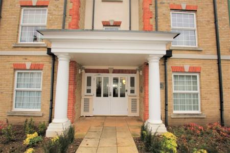 2 bedroom Flat to let in Fuller Close, Bushey, WD23