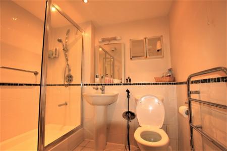2 bedroom Flat to let in Fuller Close, Bushey, WD23
