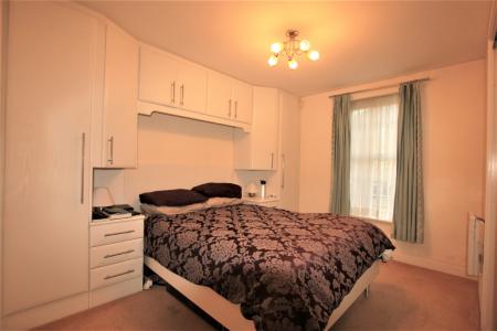 2 bedroom Flat to let in Fuller Close, Bushey, WD23