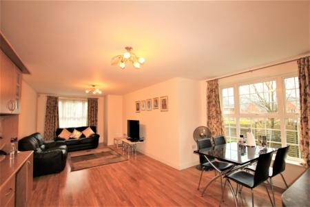 2 bedroom Flat to let in Fuller Close, Bushey, WD23