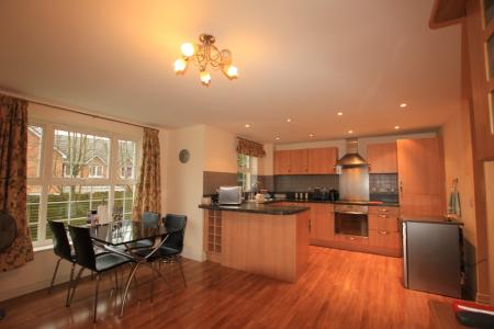 2 bedroom Flat to let in Fuller Close, Bushey, WD23