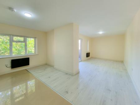 1 bedroom Flat to let in Garston Park Parade, Garston, WD25