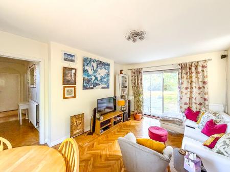 4 bedroom Detached house to let in Pinn Way, Ruislip, HA4