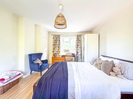 4 bedroom Detached house to let in Pinn Way, Ruislip, HA4