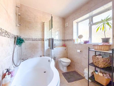 4 bedroom Detached house to let in Pinn Way, Ruislip, HA4
