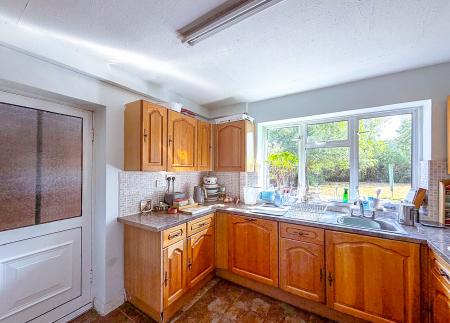 4 bedroom Detached house to let in Pinn Way, Ruislip, HA4
