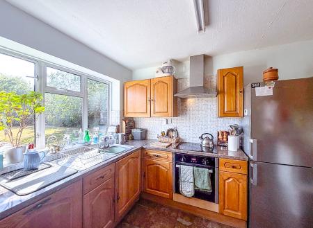 4 bedroom Detached house to let in Pinn Way, Ruislip, HA4