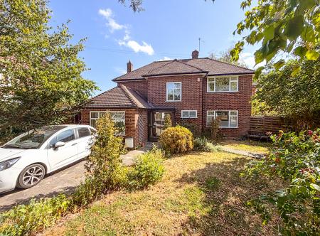 4 bedroom Detached house to let in Pinn Way, Ruislip, HA4