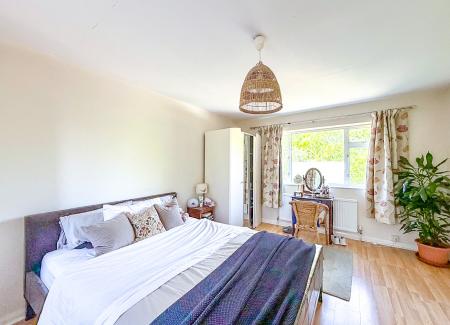 4 bedroom Detached house to let in Pinn Way, Ruislip, HA4